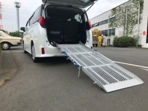 スロープ仕様の福祉車両への改造