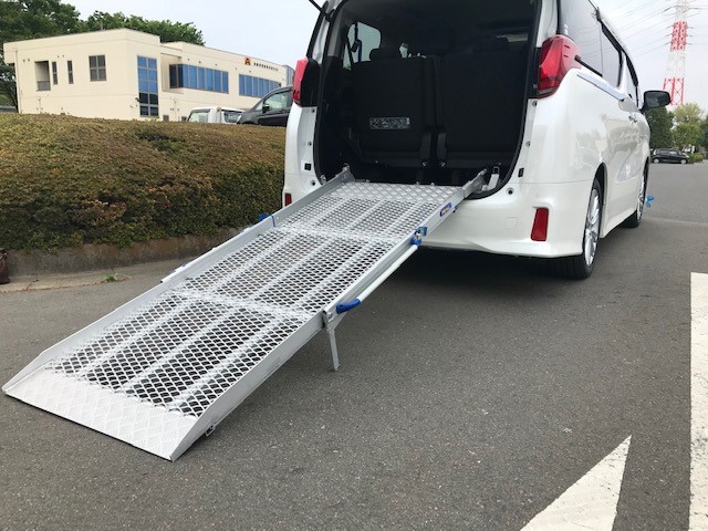 スロープ仕様の福祉車両への改造