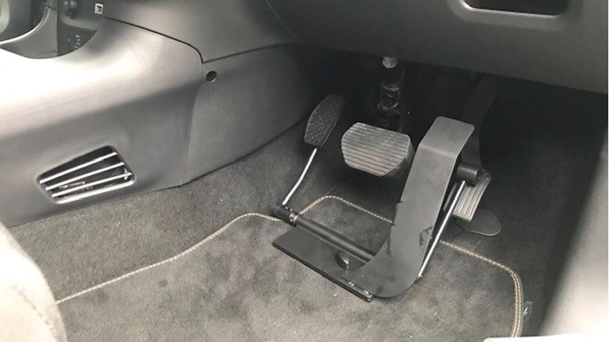 福祉車両改造・左足アクセルペダル
