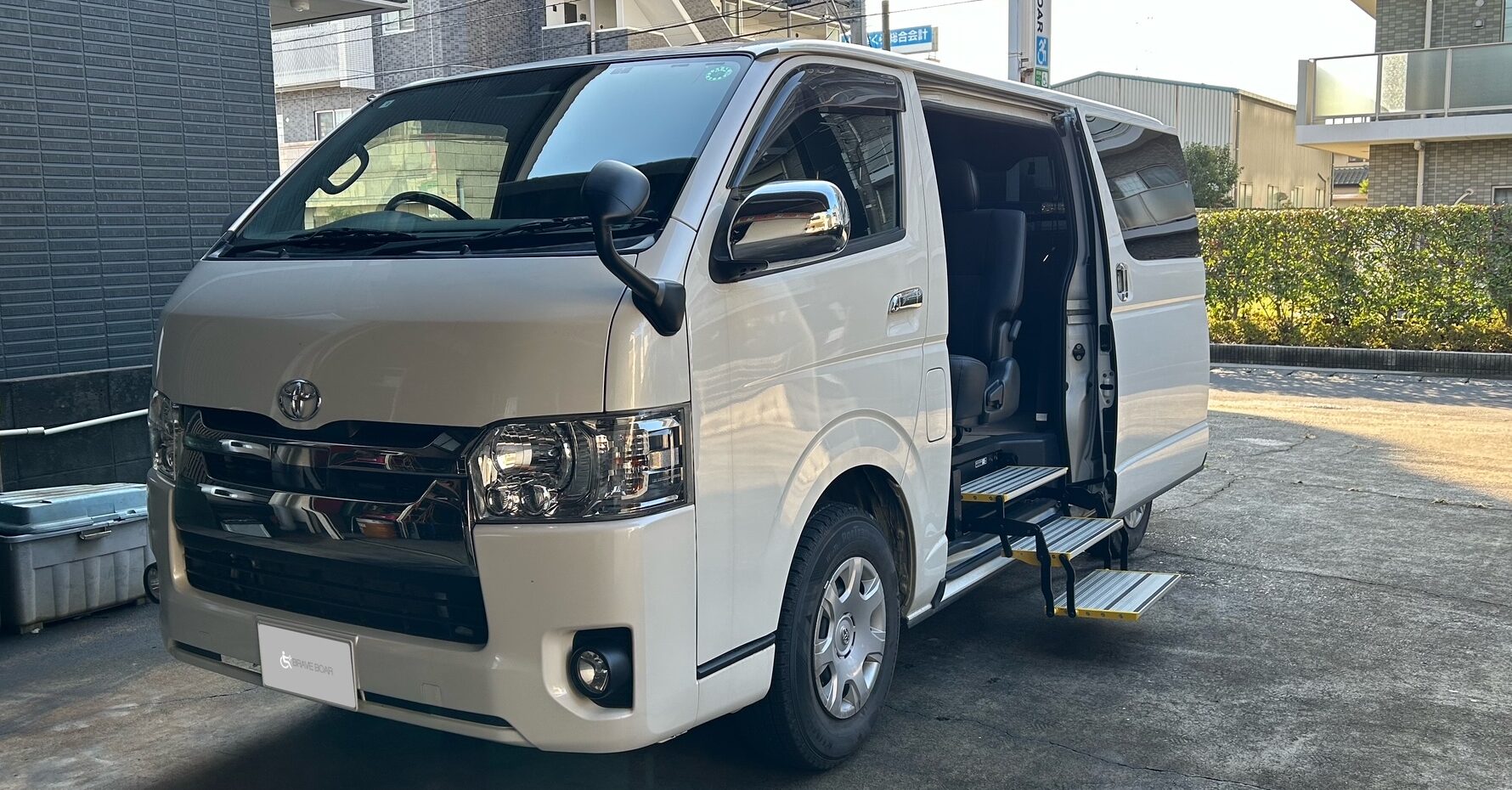 福祉車両｜福祉車両改造｜補助ステップ｜トヨタ・ハイエース