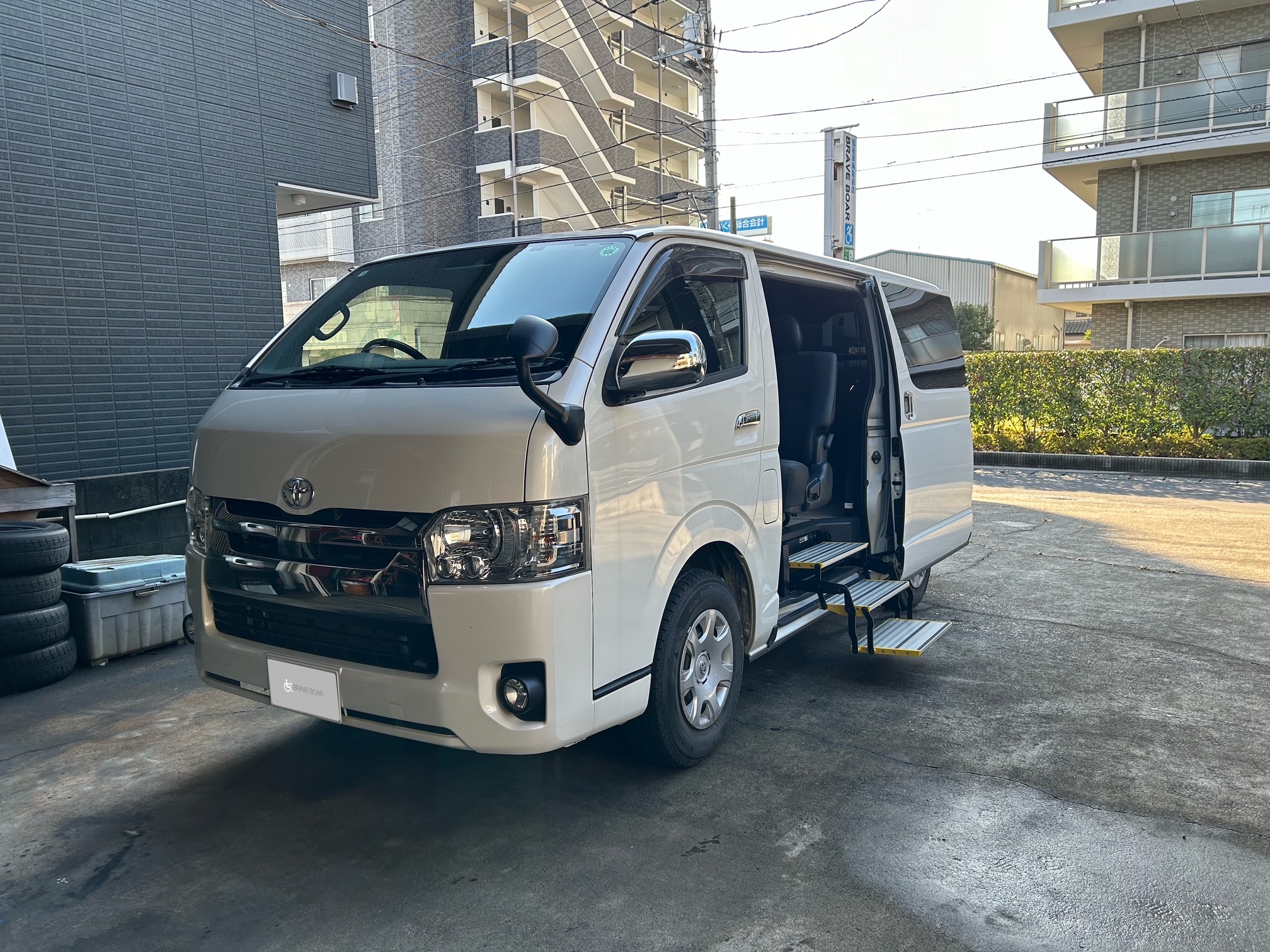 福祉車両｜福祉車両改造｜補助ステップ｜トヨタ・ハイエース