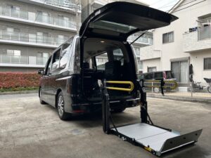 福祉車両改造・セレナ・車いすリフト