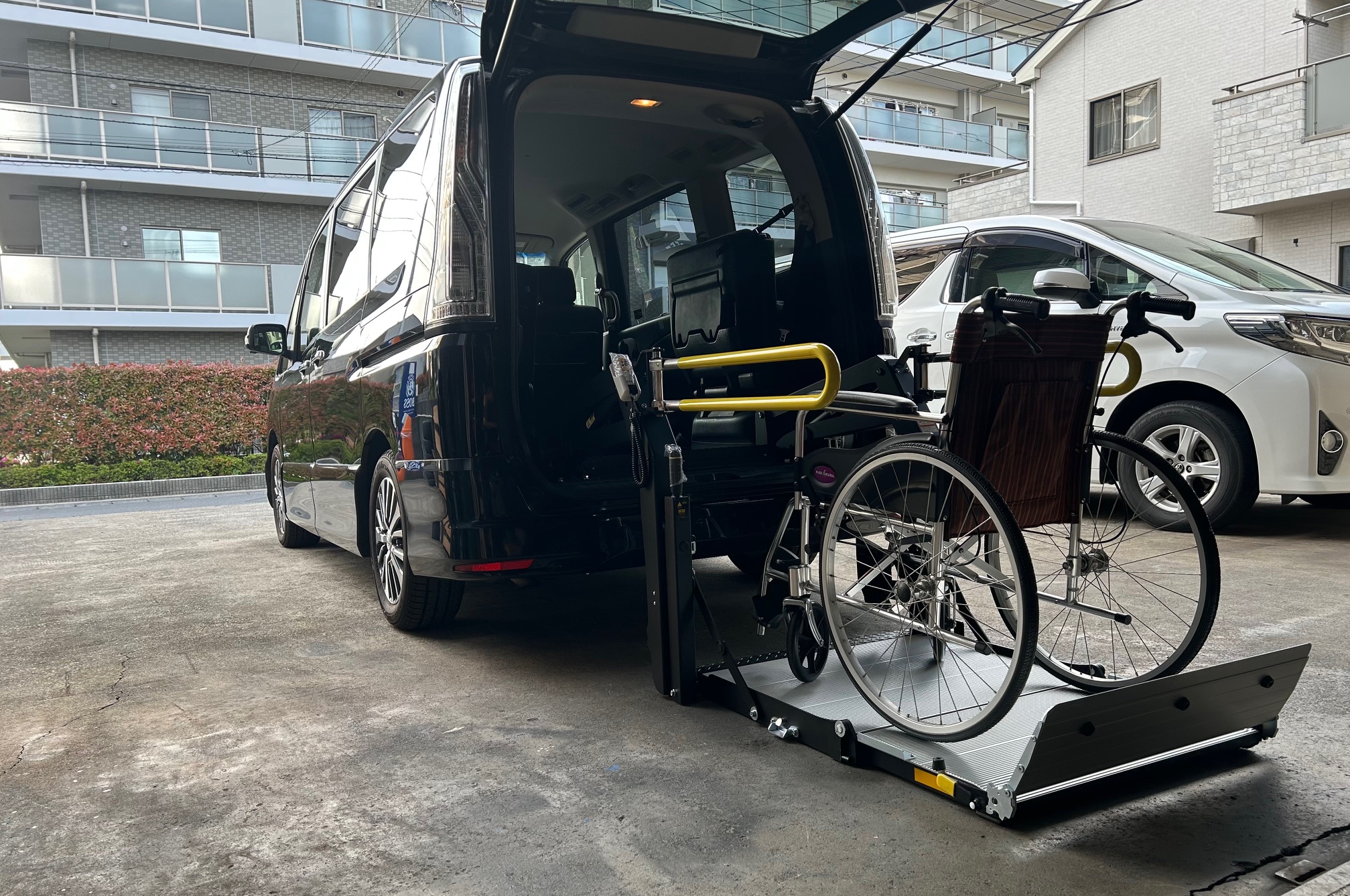福祉車両改造・セレナ・車いすリフト
