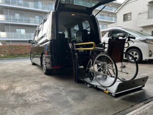 福祉車両改造・セレナ・車いすリフト
