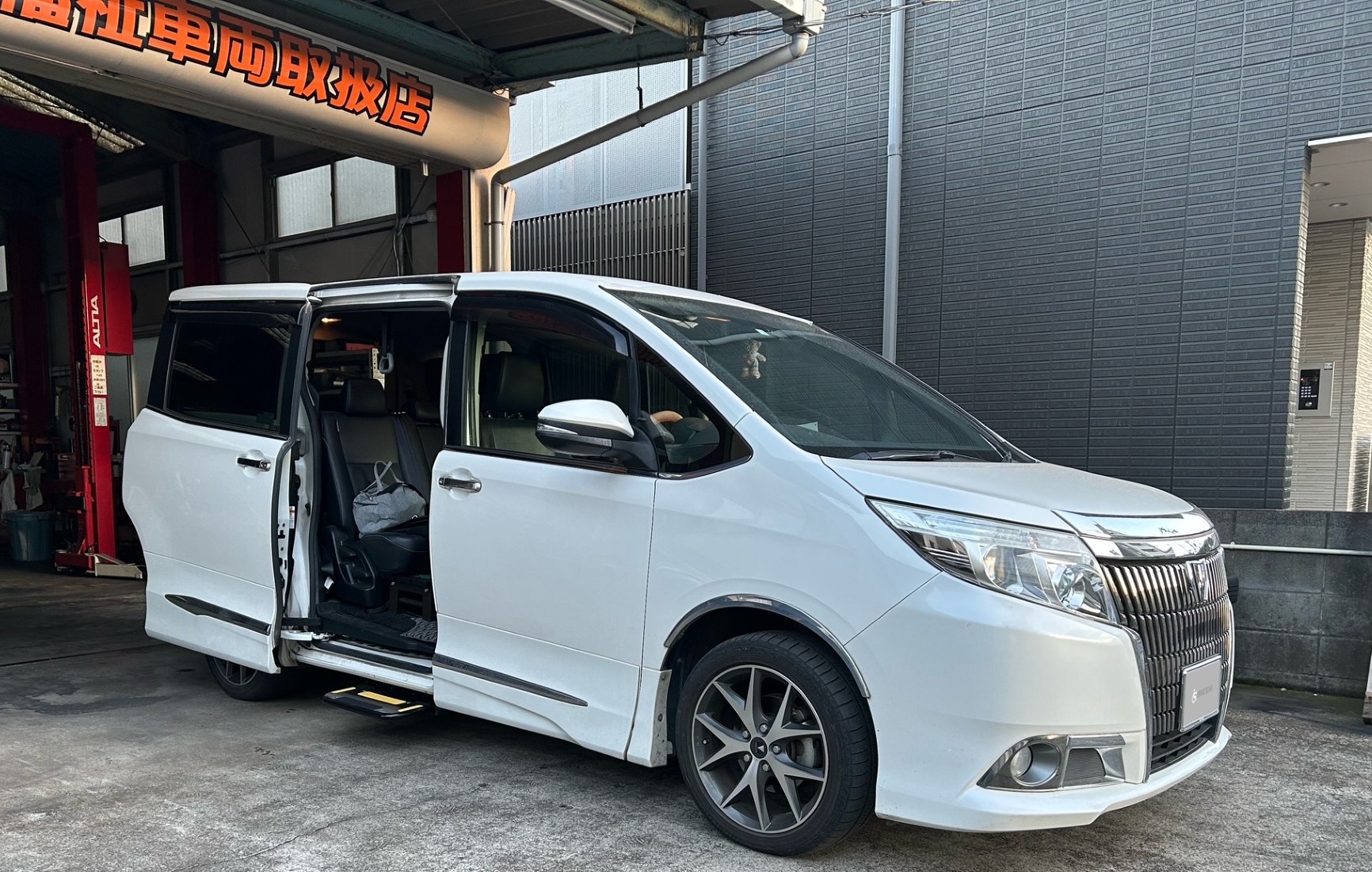 福祉車両｜福祉車両改造｜補助ステップ｜トヨタ・エスクァイア