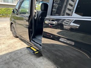 福祉車両改造・ホンダ・ステップワゴン・乗降補助ステップ