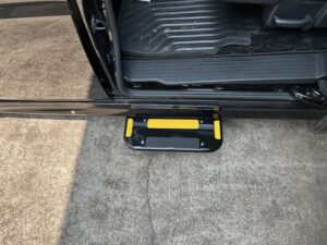 福祉車両改造・ホンダ・ステップワゴン・乗降補助ステップ