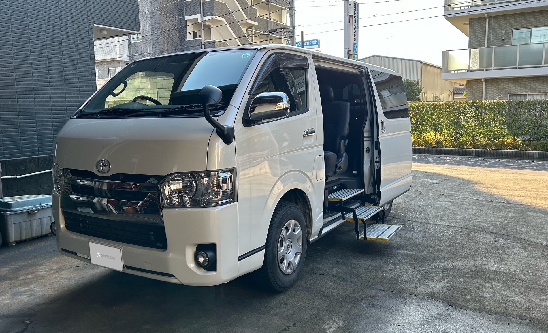福祉車両｜福祉車両改造｜補助ステップ｜トヨタ・ハイエース