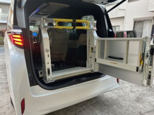 福祉車両改造・車いすリフト・40アルファード