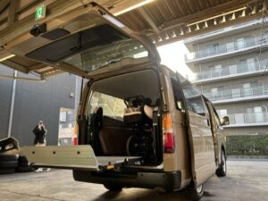 福祉車両改造・車いすリフト・車中泊・ハイエース