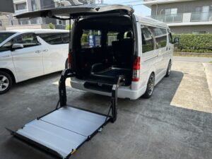 福祉車両改造・車いすリフト・車中泊・ハイエースワイド9型