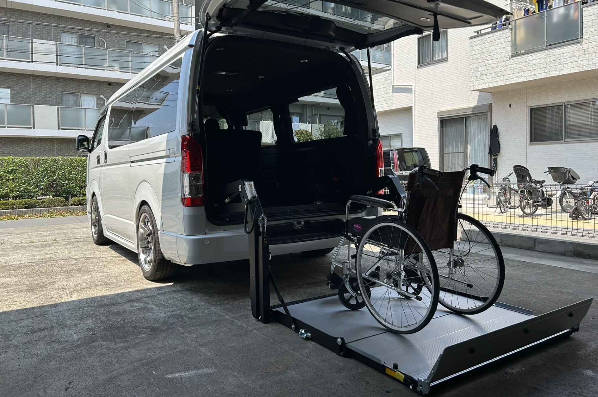 福祉車両改造・車いすリフト・車中泊・ハイエースワイド9型