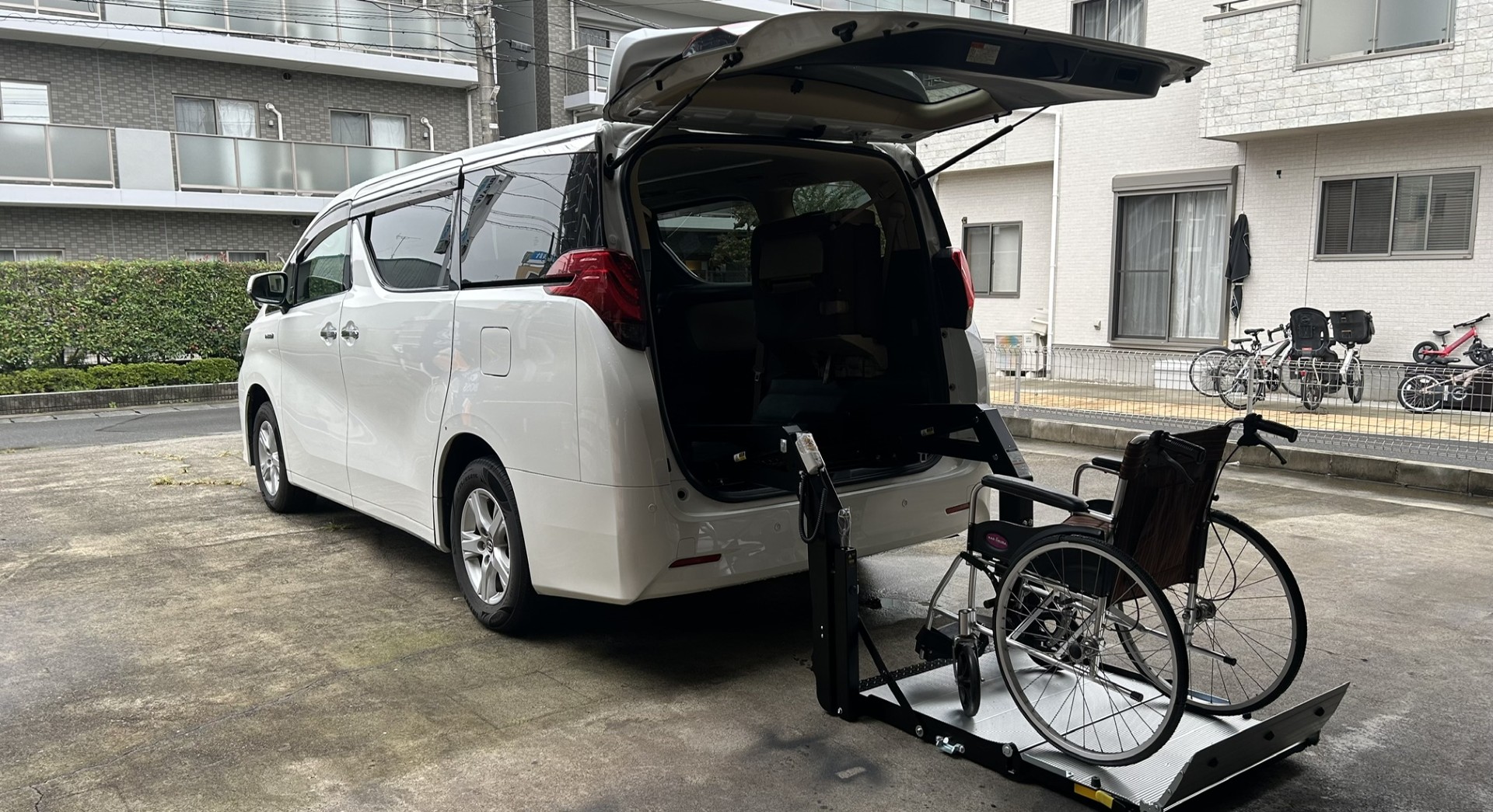 福祉車両改造・アルファード・車いすリフト